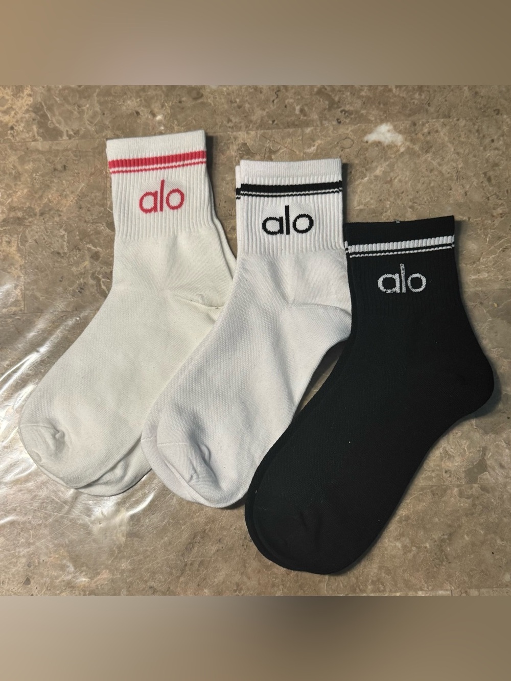New Women’s Alo Socks
3 pairs Packaging states size Large but fit sizes 6-11